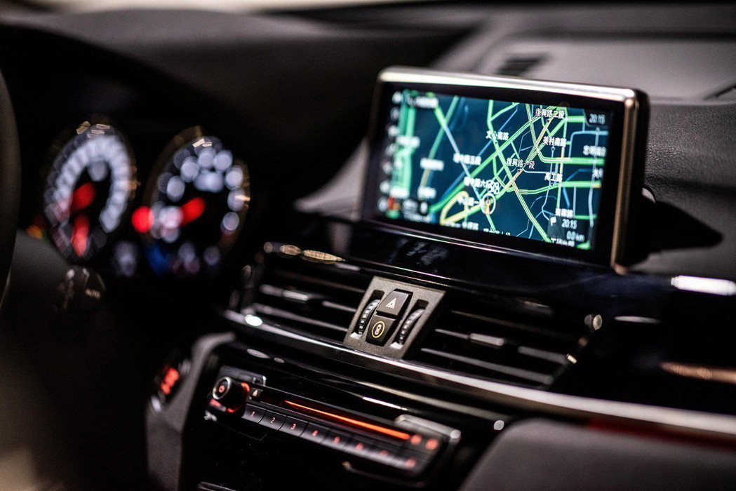 標準配備BMW智能衛星導航系統與8.8吋中控觸控螢幕，讓車主享受更加數位化的便利...