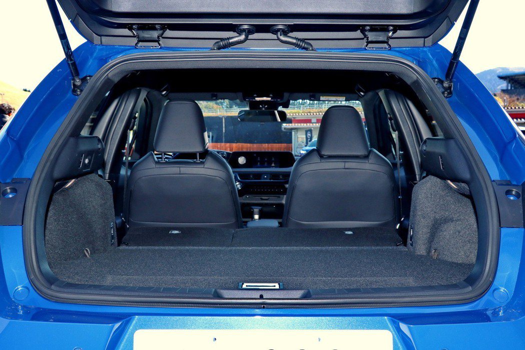 UX200一般車型的行李廂容積為328公升，可透過後座椅傾倒提升空間。 記者陳威...