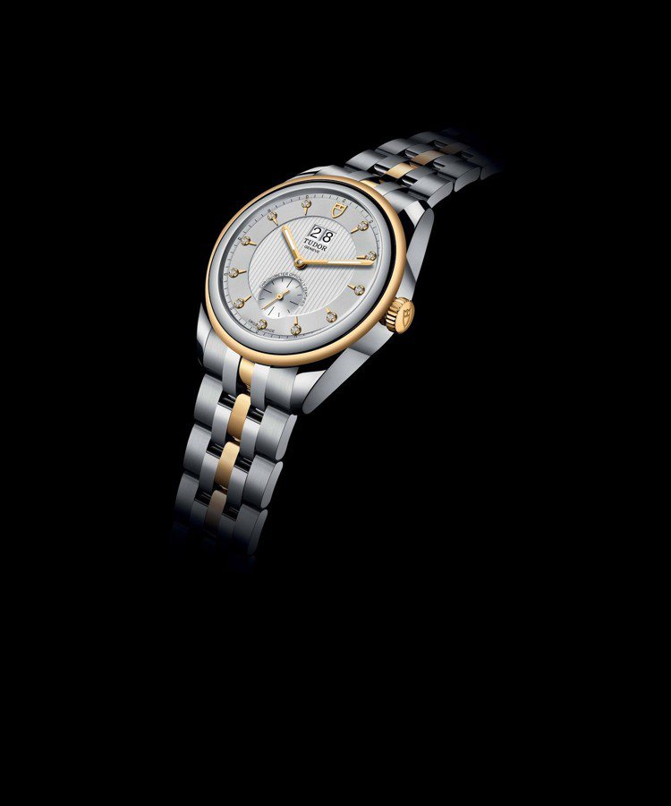 Tudor Glamour Double Date有著銀配金錶面及鑲鑽的黃金鋼錶帶，設計令人驚豔，具備美觀同時保留實用功能。圖／帝舵表提供