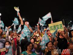 挺陳其邁小港音樂會陳菊現身 民眾笑喊：這裡有20萬人