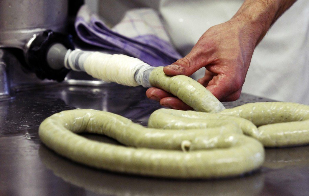 德國豬：青色的是...巴伐利亞人研發的「綠茶口味香腸」。 圖／路透社