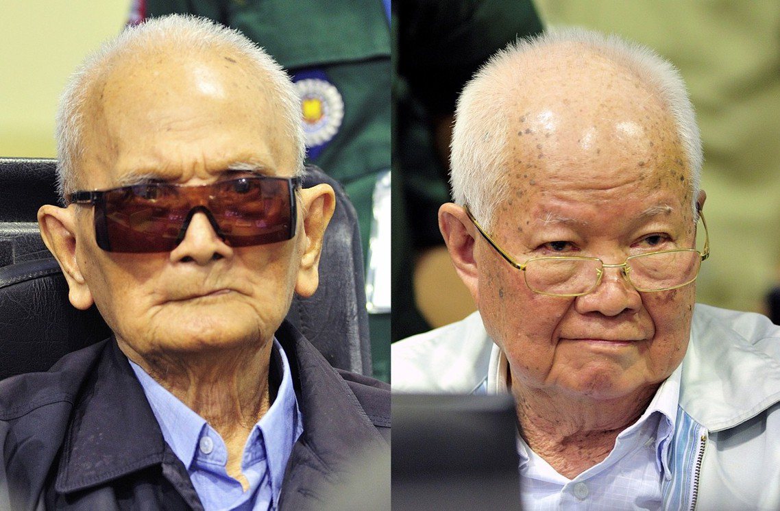 「紅色高棉」的高層——農謝（右）以及喬森潘（左）——16日遭判處無期徒刑。這是4...