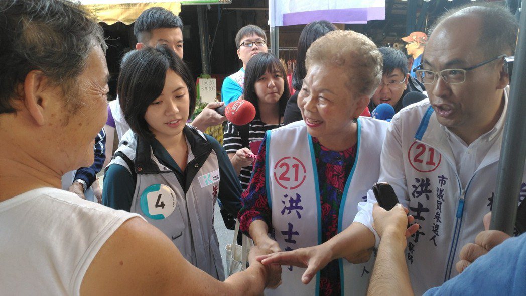 台北市長柯文哲的媽媽何瑞英（右2）到新東市場陪松山、信義區議員候選人洪士奇（右1...