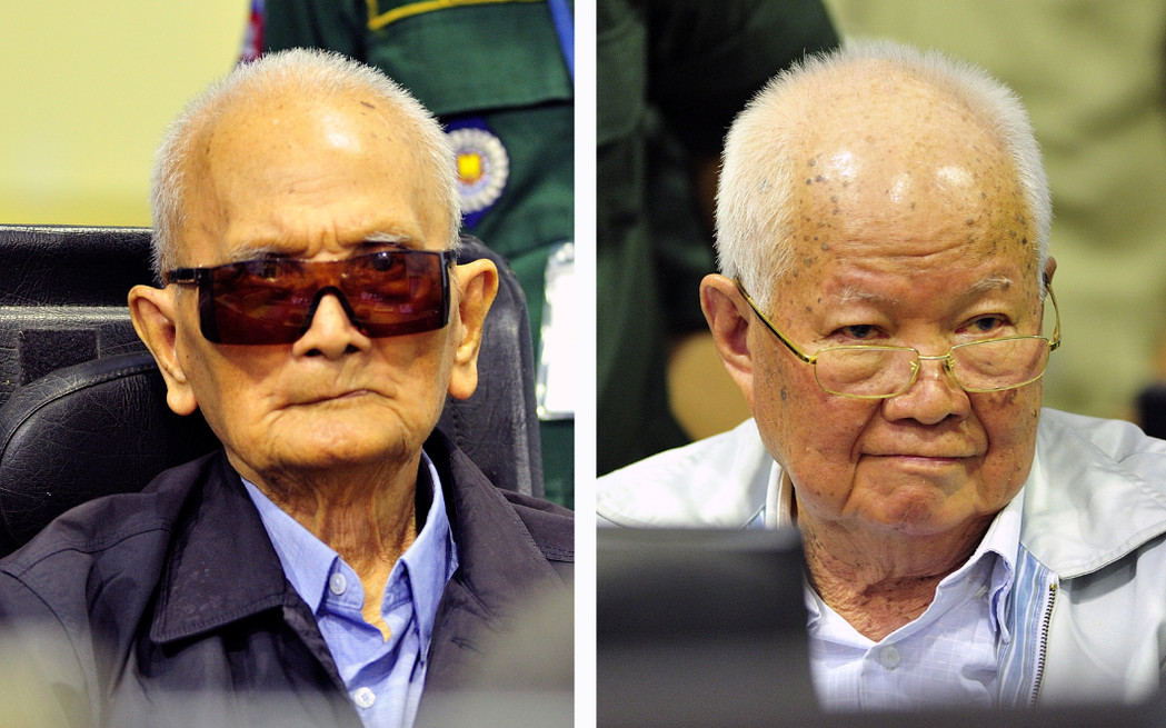 柬埔寨前共黨副總書記農謝（左）和赤柬國家主席團主席喬森潘（右）16日被特別法庭以...