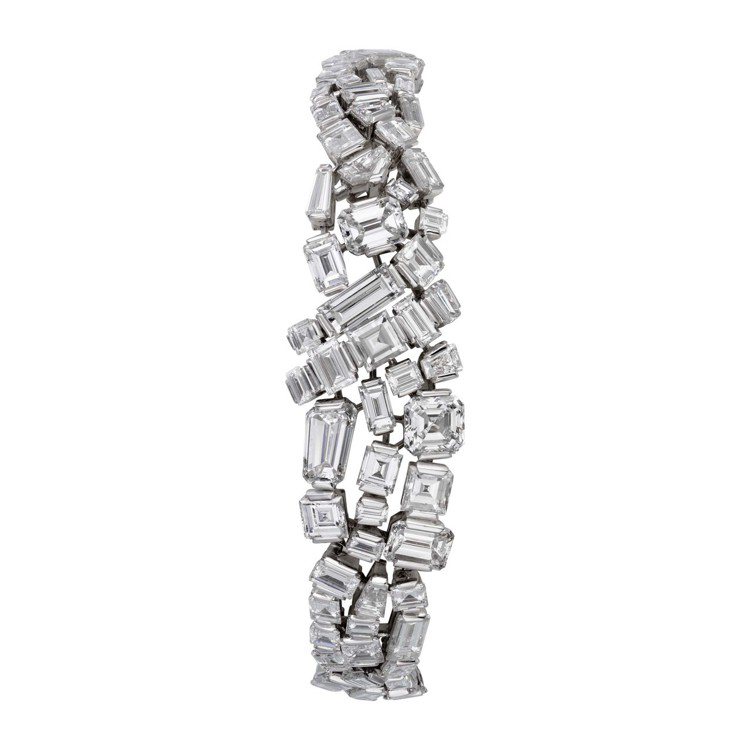 趙濤配戴卡地亞花式切割鑽石手環，售價2490萬元。圖／卡地亞提供