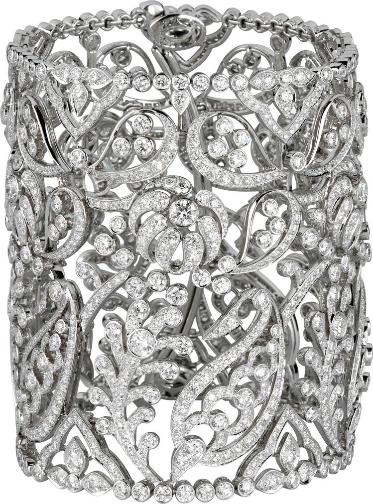 卡地亞頂級珠寶系列鑽石花環手環，參考價格約2,070萬元。圖／卡地亞提供