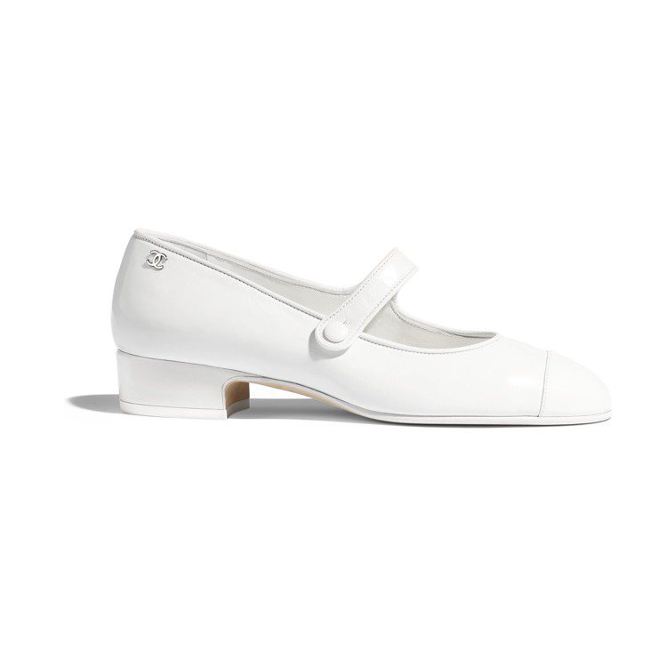 白色皮革低跟瑪莉珍鞋  售價NT,900元。圖／香奈兒提供