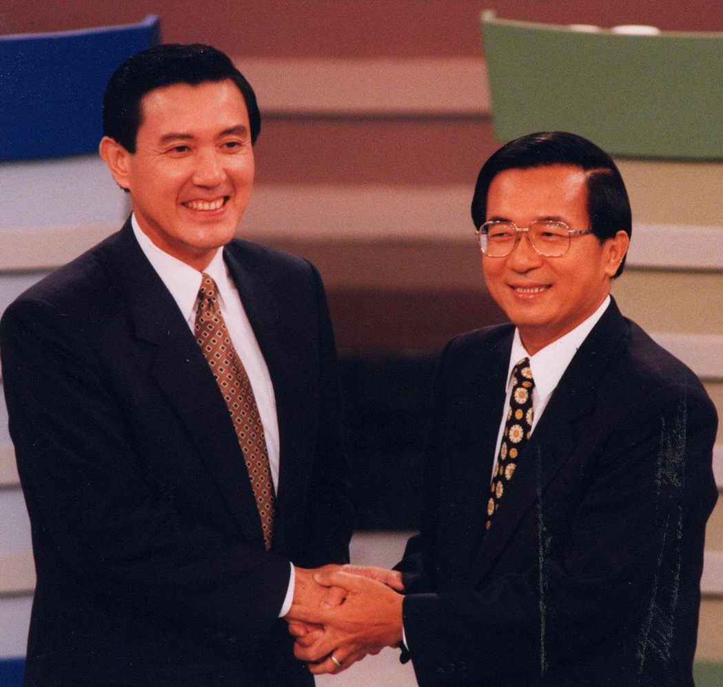 1998年台北市長選舉電視辯論前，馬英九與陳水扁握手致意。 圖／聯合報系資料照片