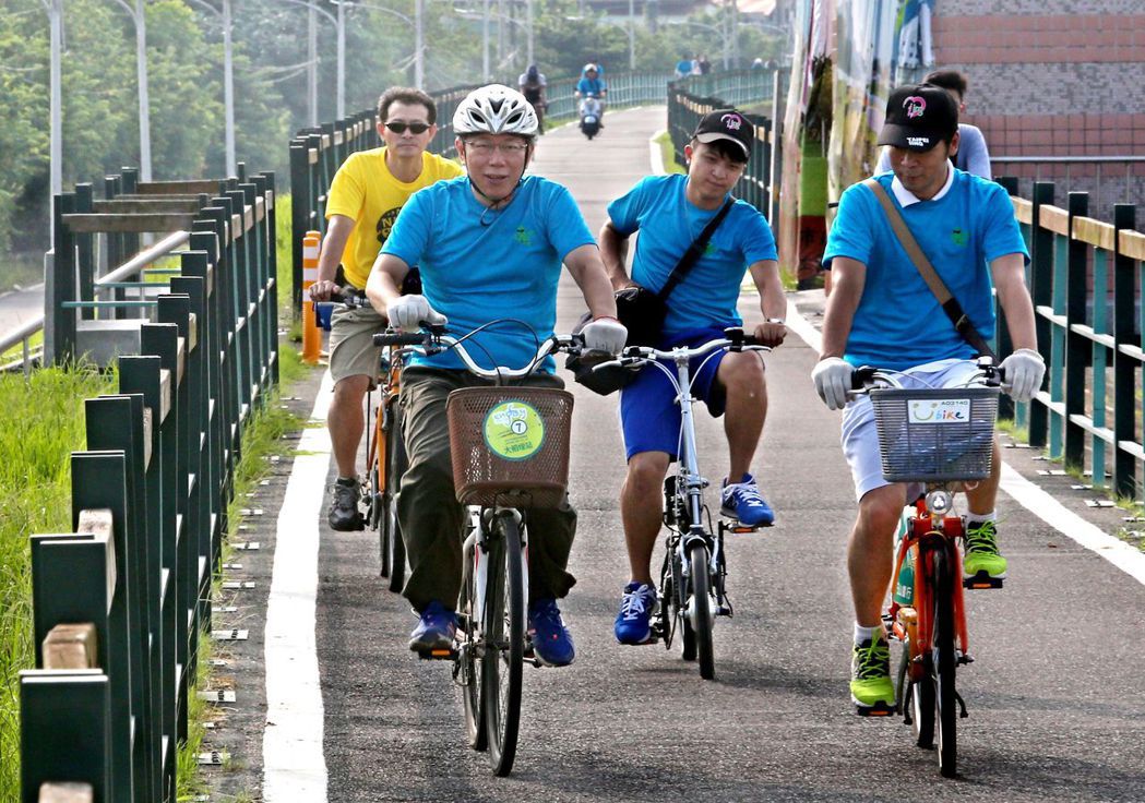 柯文哲曾騎腳踏車掃街。 本報資料照片╱記者胡經周攝影