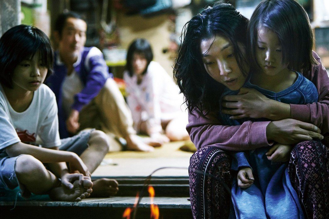 日本的「貧困家庭」逐漸增多，開始衍生出許多社會問題。圖為日本導演是枝裕和的電影《...