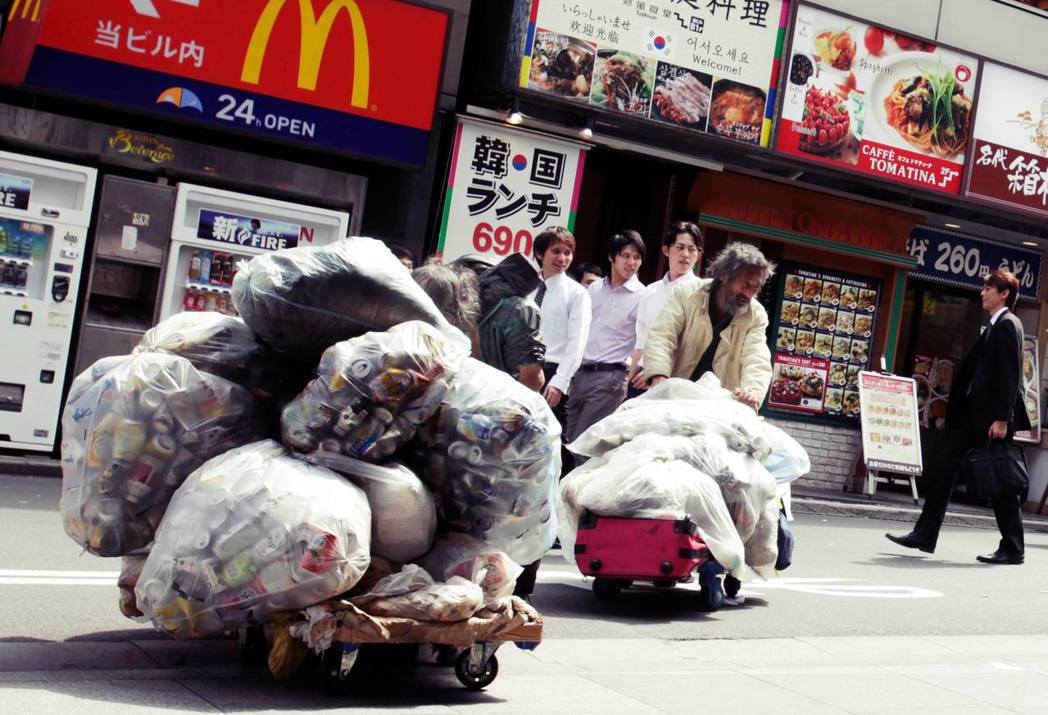 日本相對貧困與絕對貧困現象成了惡性循環的社會問題。 圖／美聯社