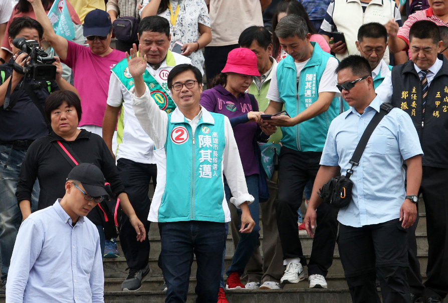 民進黨高雄市長候選人陳其邁身邊隨時都有便衣隨扈。 圖／聯合報系資料照片