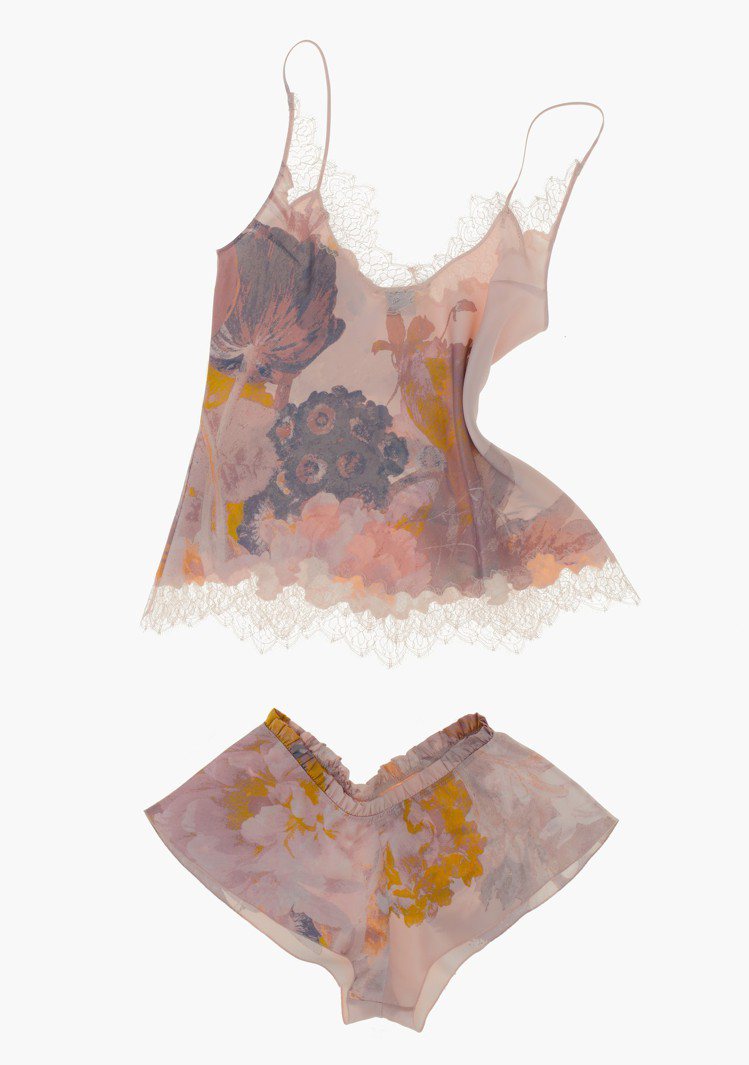 CARINE GILSON粉櫻色花卉蕾絲系列，襯衣售價33,180元、褲售價15...