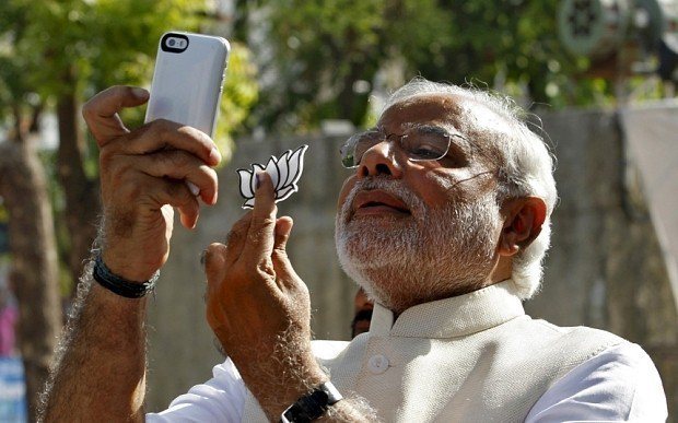 印度總理莫迪喜愛自拍。 （路透）