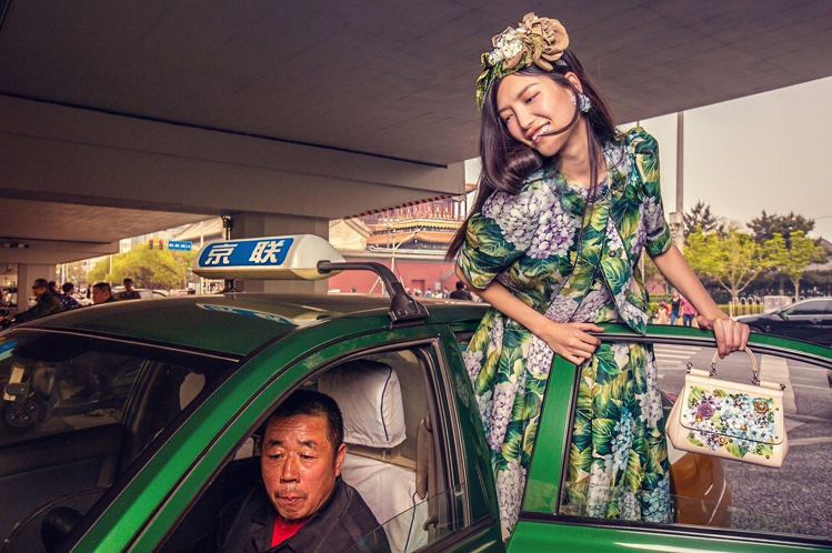 Dolce & Gabbana 2017年在北京所拍攝的一系列照片已引發相當爭議。圖／取自sina