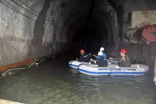 川藏鐵路部分路段的隧道大量湧水可以行船。 （澎湃新聞）