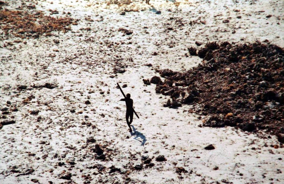 圖為2004年，印度直升機在北哨兵島上空搜索，卻遭桑提內爾人以石弓射擊。 圖／美...