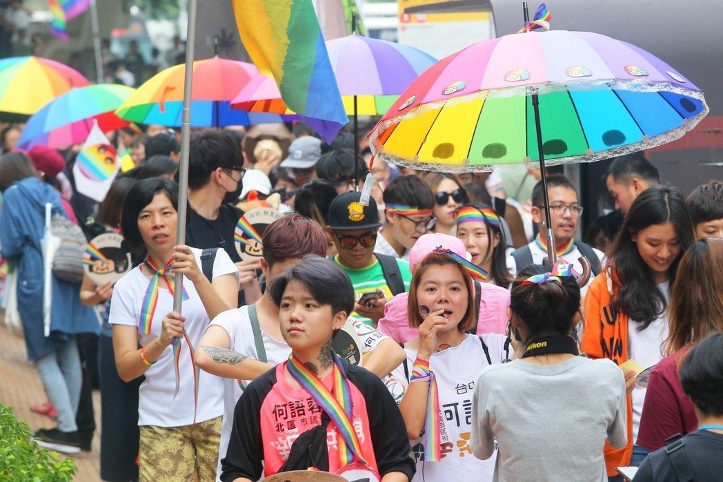 日前台中同志遊行聯盟在台中市北區舉辦活動，歐巴桑聯盟成員撐起蕾絲邊彩虹雨傘響應。...