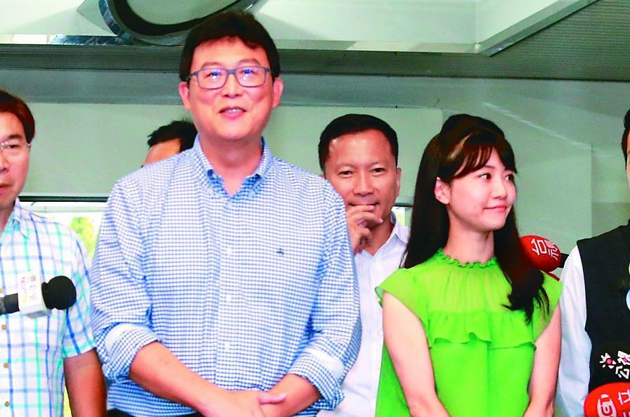 民進黨台北市長參選人姚文智（左）和黨籍市議員高嘉瑜（右）。圖／聯合報系資料照片