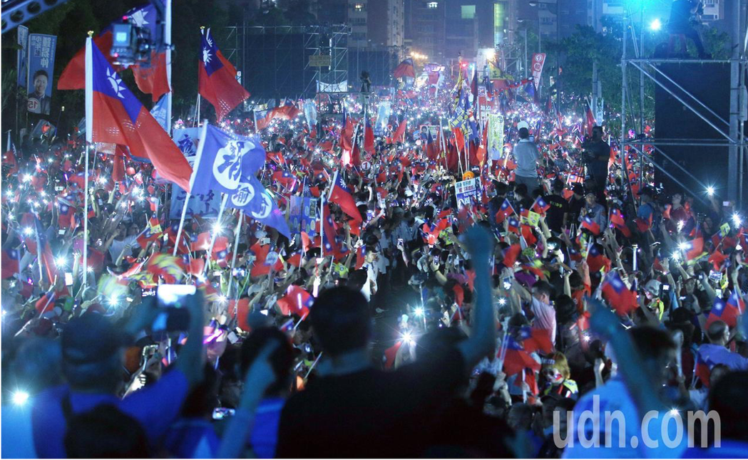 國民黨高雄市長候選人韓國瑜17日在岡山造勢，在「夜襲」軍歌中進場，民眾熱情，一度...