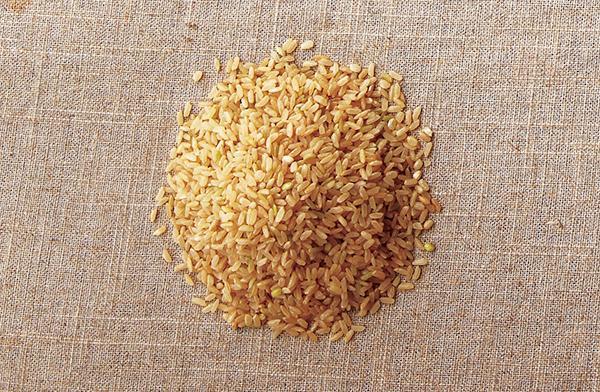 糙米營養價值高，熱量也比白米飯低。
