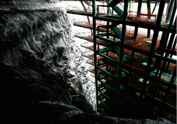 上海深坑酒店歷時12年打造，圖為在坑底的施工情景。 （取自第一財經）