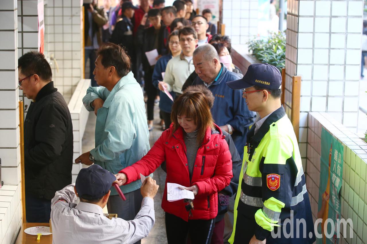 九合一大選登場，一早投票所湧現投票人潮。記者王騰毅/攝影