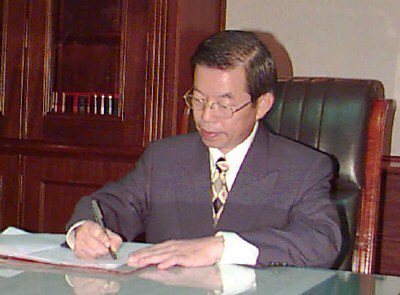 1998年12月25日，高雄市長謝長廷接任市長後，立即到辦公室簽他就任後的第一份...