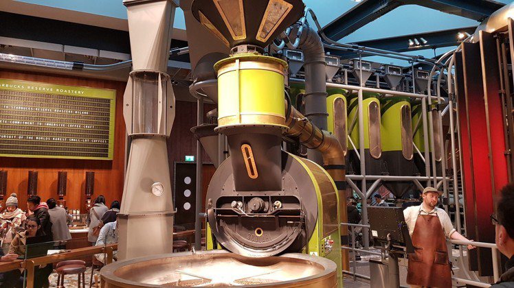 大型的烘豆機，顯示出店面是旗下最高等級的臻選咖啡烘焙工坊（Reserve Roa...