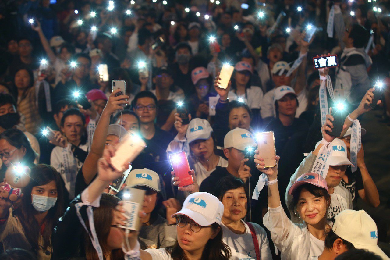 台北市長柯文哲在四四南村旁停車場舉行「市民覺醒」之夜，在台北市選委會開票確定後，柯文哲前往四四南村向支持者發表談話，支持者激動高喊「台北的選擇柯文哲」。記者陳柏亨／攝影