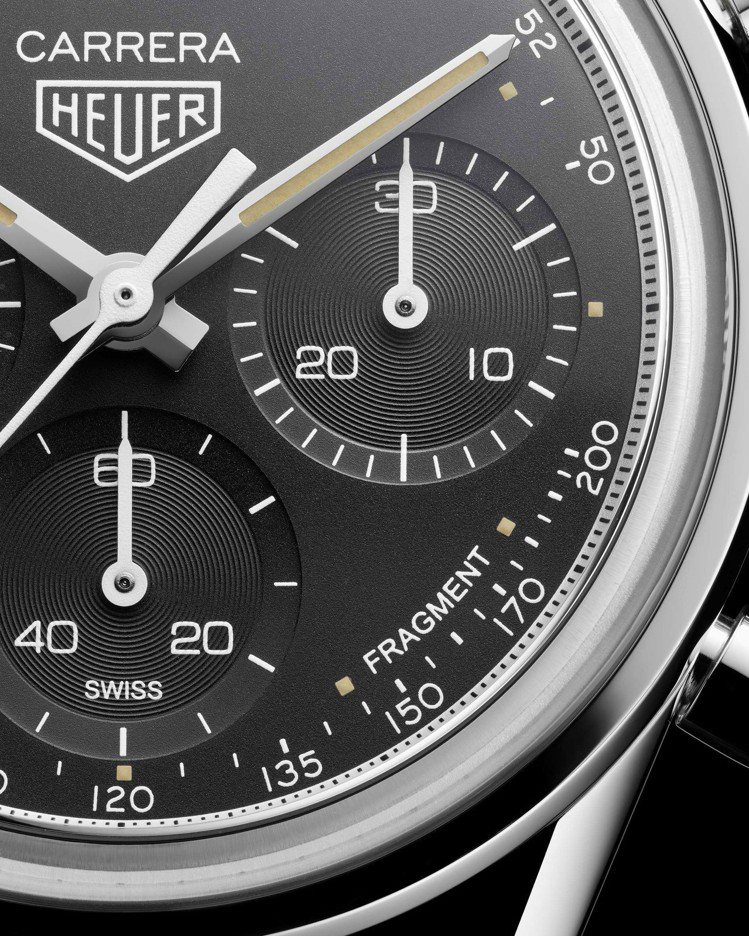 與藤原浩合作的限量Carrera系列計時碼表，在5點鐘方向裝飾了「Fragment」的品牌名稱。圖／TAG Heuer提供