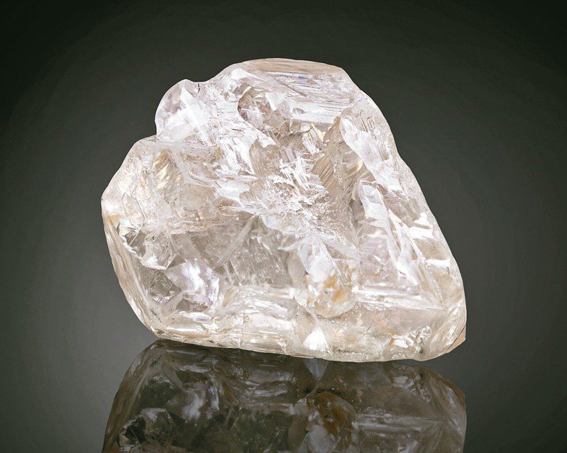 這顆「和平之鑽」由GRAFF以650萬美元競得，彰顯鑽石可以造福人類的價值。 圖／GRAFF提供