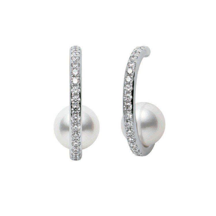 迪麗熱巴配戴的MIKIMOTO 日本Akoya珍珠鑽石耳環，16萬1,000元。圖／MIKIMOTO提供