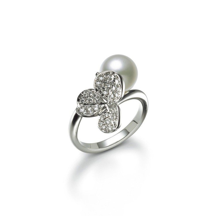 迪麗熱巴配戴的MIKIMOTO Fortune Leaves Collection日本Akoya珍珠鑽石戒指，17萬7,000元。圖／MIKIMOTO提供