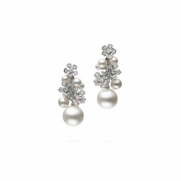 李春媛配戴的MIKIMOTO BLOOM Collection南洋珍珠搭日本Akoya珍珠鑽石耳環，36萬9,000元。圖／MIKIMOTO提供
