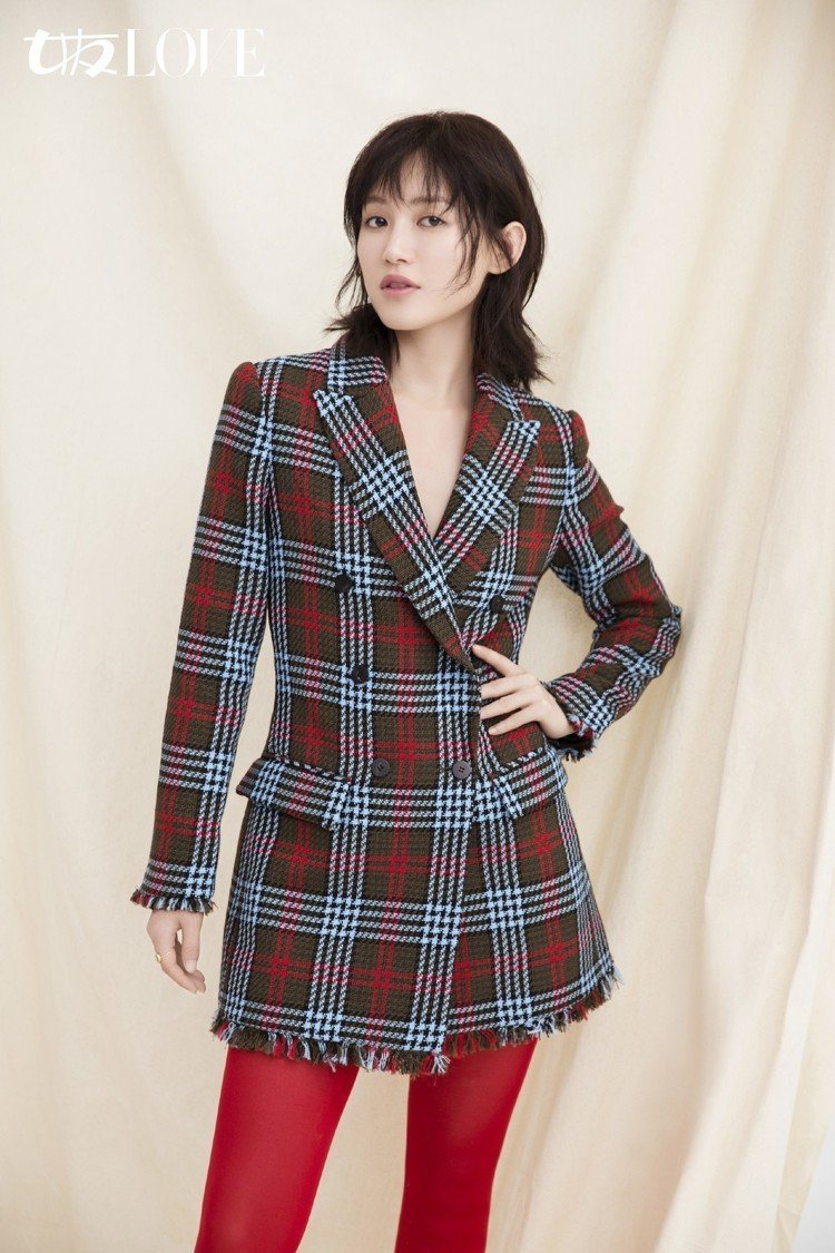 蘇青穿著MARYLING雙排釦格紋西裝外套，售價29,480元。圖／MARYLING提供