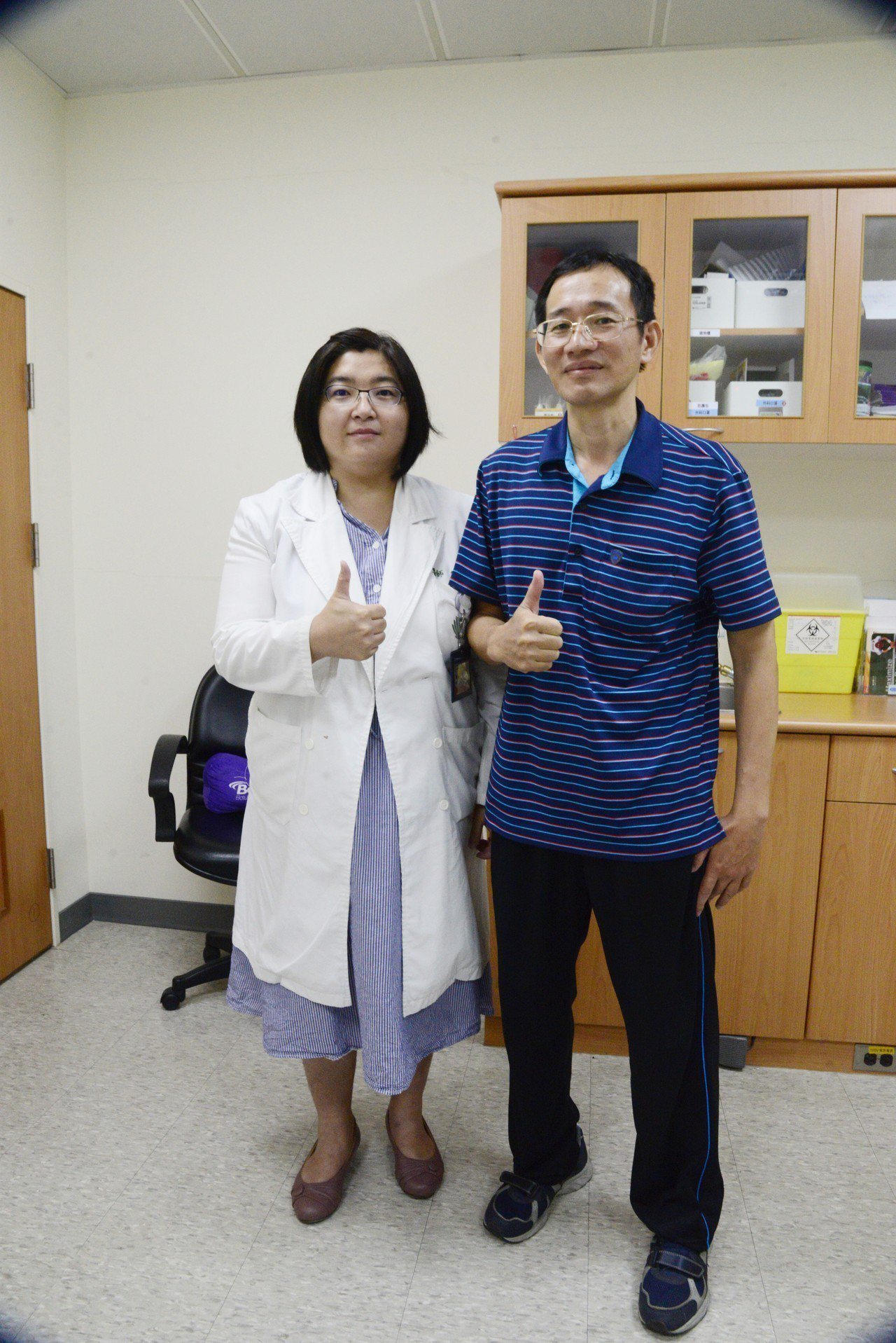 大林慈濟醫院神經內科劉瑞貞（左）醫師為洪先生施打肉毒桿菌治療。圖／大林慈濟醫院提供