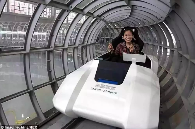 西南交通大學搭建的全球首個真空管道超高速磁懸浮列車環形實驗線平台，被稱為「高速飛...