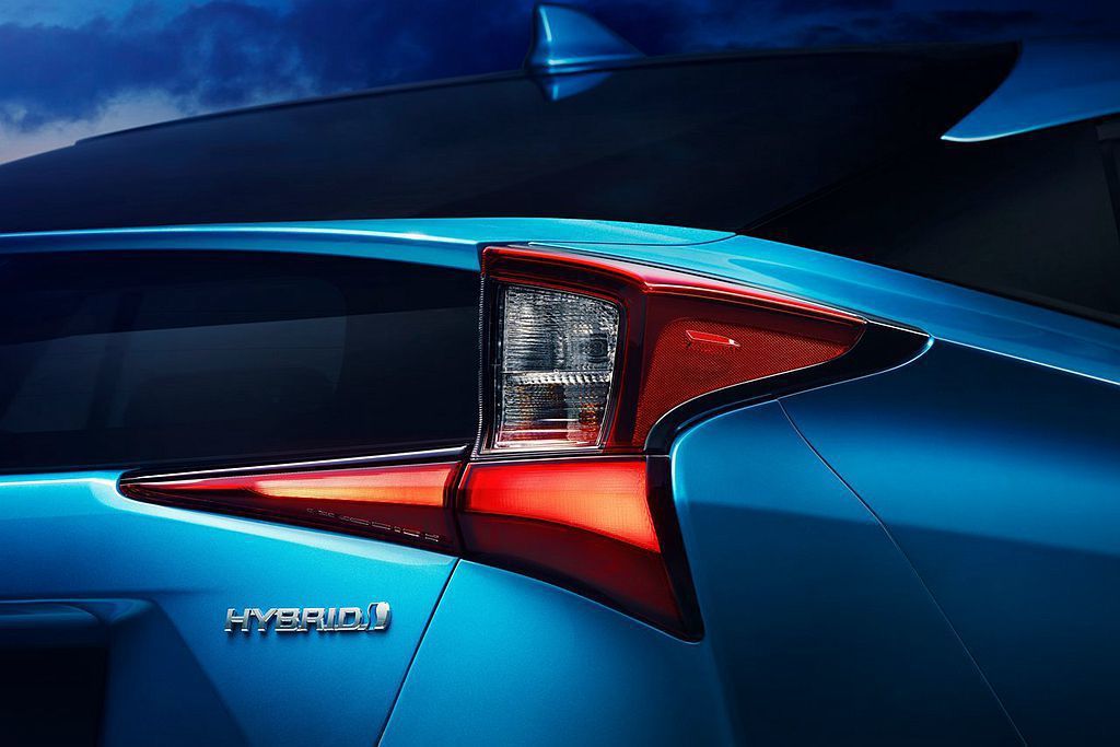 小改款Toyota Prius的尾燈從過往大面積垂直造型，改為向上收攏的「Z」字...
