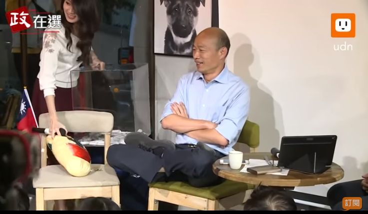 韓國瑜曾在座談會秀出雙盤腿的打坐姿勢。圖截自udn tv