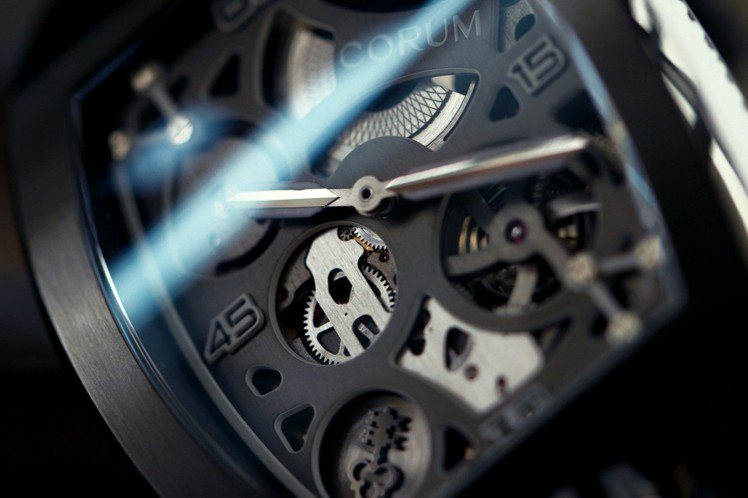 崑崙表經典系列Lab實驗腕表機芯照酒桶形表殼特地打造，48萬9,000元，限量99只。圖／崑崙表提供