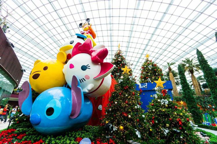 迪士尼Tsum Tsum讓妝點於濱海灣花園所舉行的聖誕花卉展。圖／新加坡旅遊局提供