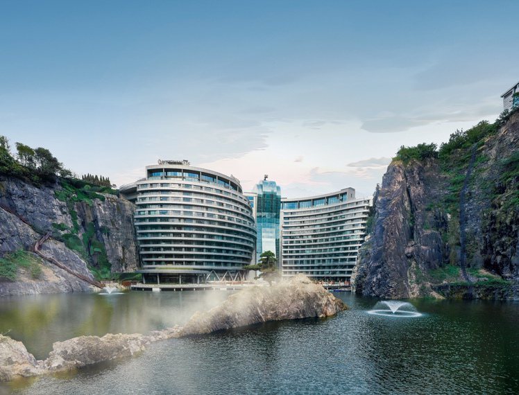 上海佘山世茂洲際酒店又稱深坑酒店，是近期中國紅火的奇景酒店。圖／業者提供
