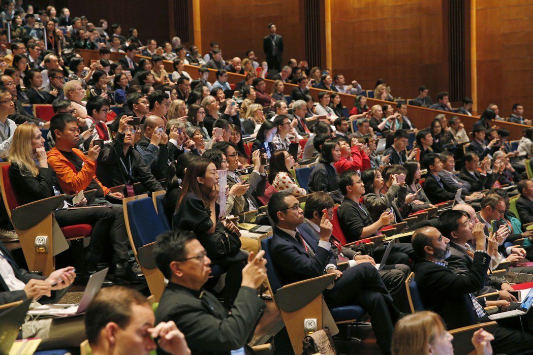 中國研究員何建奎周三在香港舉行的人類基因編輯會議上演講，全場爆滿。 （美聯社）