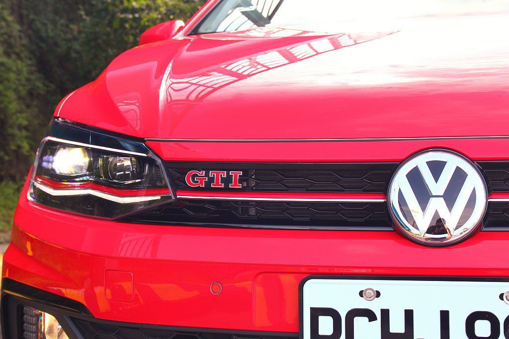 新世代福斯GTI車款的紅色線條，也自廠徽兩側延伸到LED頭燈內。 記者張振群／攝...