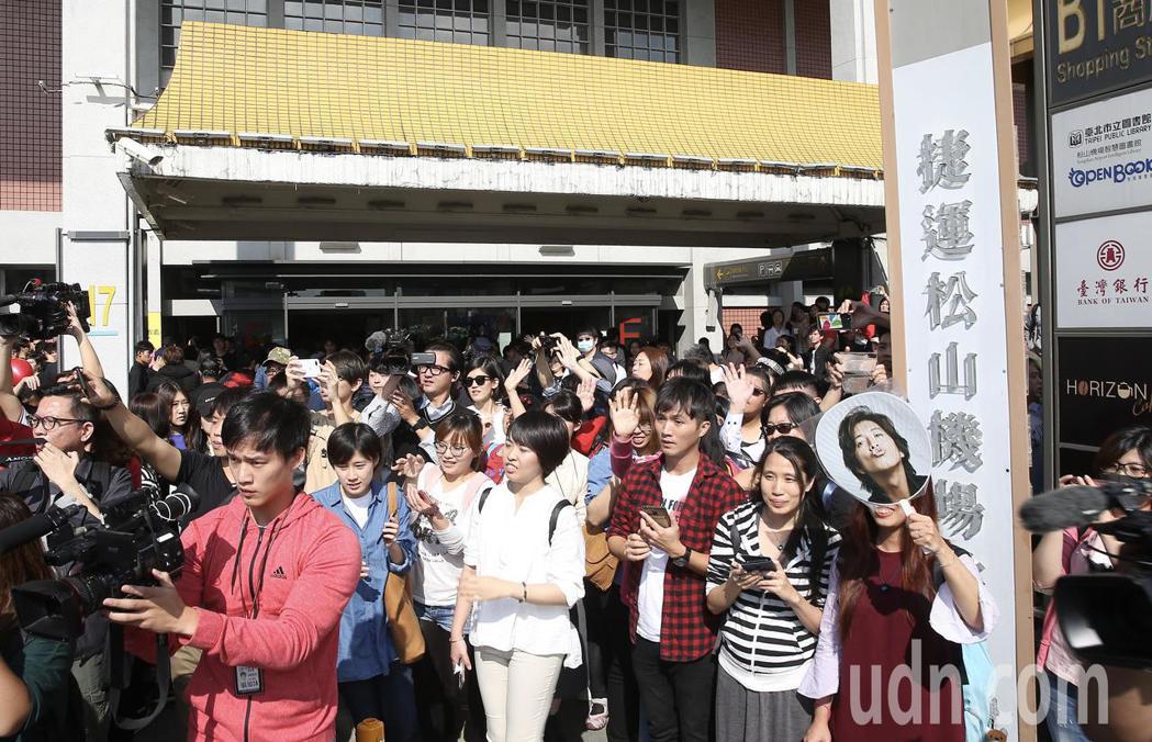 日本天王木村拓哉今天二度來台，數百名粉絲到台北松山機場接機。記者余承翰/攝影