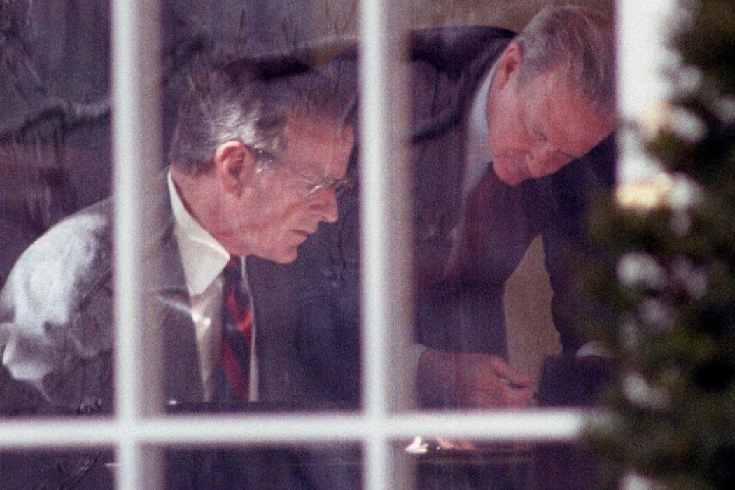 沙漠風暴行動，是老布希政治生涯的巔峰。圖為1991年2月22日，老布希（左）與時...