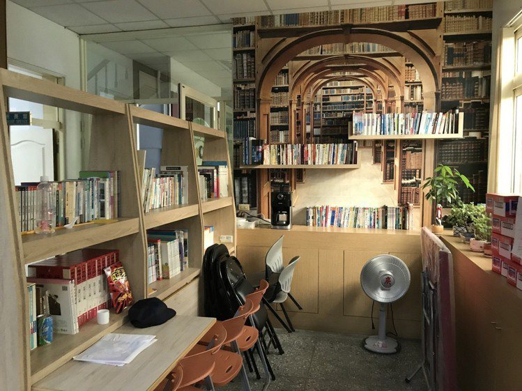 桃園市蘆竹警分局外社派出所設立閱覽室，有上千本書供各年齡層小朋友閱讀，有如迷你圖書館。圖／記者許政榆攝影