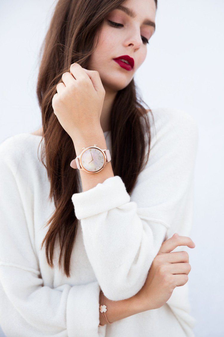 TicWatch C2智慧手表為女性設計了絕美的莫蘭迪粉色和雕花蝕刻工藝表冠。圖...