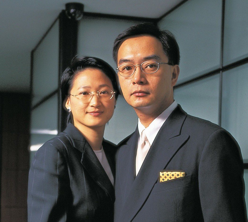 嚴凱泰（右）病逝，遺孀嚴陳莉蓮（左）接下裕隆董事長。 圖／裕隆集團提供